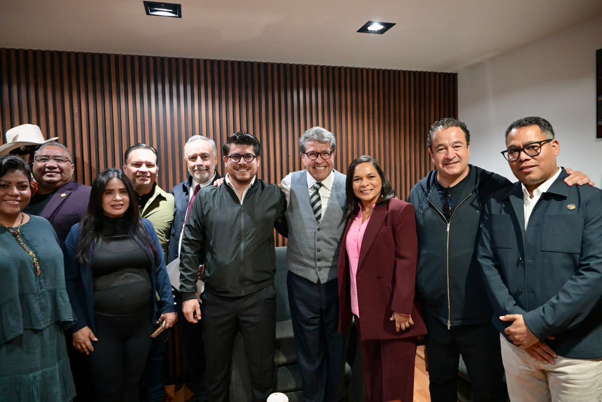 aramirezcuellar's tweet photo. Con nuestra Coordinadora de Guerrero, @Beatriz_Mojica. Todo el apoyos de los Diputados y Senadores para fortalecer la seguridad y la prosperidad de nuestro querido pueblo Guerrerense https://t.co/dDLmoNj6TA