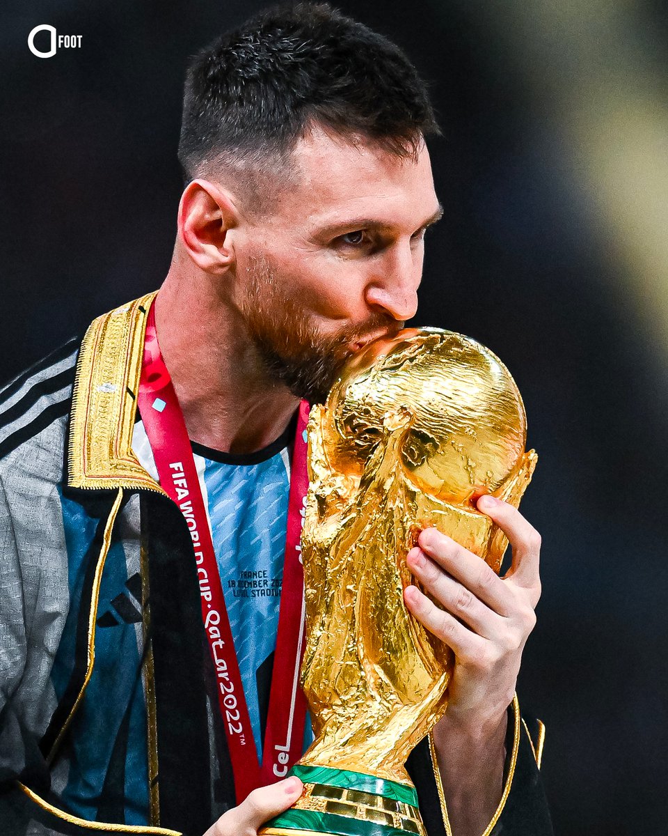 ActuFoot_'s tweet photo. 🚨🚨🚨💣 LE DERNIER DISCOURS DE LIONEL MESSI 🇦🇷 AU PEUPLE ARGENTIN 👇 (via @AlbicelesteTalk) :

« Je n’ai plus rien à faire d’autre que de remercier ce maillot. 

Pendant 20 ans, même dans les pires moments, je n’ai jamais cessé de me battre, d’avancer, de tout donner et de vouloir être ici.

Ne plus venir ici et ne plus être avec l’équipe nationale argentine va me faire très mal. Si cela dépendait de moi, j’aimerais être ici toute ma vie, parce que jouer pour l’Argentine est la chose la plus belle qui soit.

Je pense que je parle plus que jamais aujourd’hui parce que je ne veux tout simplement pas que ce moment se termine.

Mais je pense que le moment est venu pour moi de me retirer. La dernière Coupe du monde nous a énormément coûté après tout ce que nous avons traversé. Nous sommes arrivés en finale avec juste ce qu’il fallait en nous, mais nous nous sommes battus jusqu’au bout, comme nous l’avons toujours fait.

Nous avons frôlé la victoire à nouveau, et malgré tout ce qui a été dit sur nous, il ne s’est rien passé d’étrange. Le match contre l’Angleterre nous a énormément coûté parce que nous avons donné absolument tout.

En 2022, nous avions le rêve de réaliser non seulement mon rêve, mais le rêve d’un pays entier : redevenir champions du monde. Et nous l’avons fait.

Nous avons remporté la Coupe du monde, la Copa América, la Finalissima… Je suis incroyablement reconnaissant pour tout ce que j’ai vécu avec cette équipe nationale.

Mais ce parcours n’était pas seulement lié à 2022 ou à cette dernière Coupe du monde. Tant de coéquipiers se sont battus à mes côtés pour ce maillot bien avant que nous ne devenions enfin champions du monde. Ne doutez jamais de ce que chacun d’eux a combattu et donné pour l’Argentine.

C’était un privilège et un honneur de partager le terrain avec tous mes coéquipiers et de partager tant de moments de nos vies ensemble en dehors du football. Chaque fois que nous mettions les pieds sur le terrain, je savais que nous pouvions rivaliser avec n’importe qui parce que j’avais des guerriers à mes côtés, prêts à tout laisser sur le terrain.

Pour accomplir les plus grandes choses, il faut un groupe solide. Et c’est dans les moments les plus difficiles que l’on découvre vraiment quel genre d’équipe on a. C’est l’une des plus grandes raisons pour lesquelles nous avons pu accomplir tout ce que nous avons fait.

Et surtout à ce groupe : MERCI. Ils m’ont aidé à réaliser le rêve que j’avais depuis que j’étais enfant. Ils m’ont aidé à devenir champion du monde.

Je veux aussi remercier le peuple. J’ai eu la chance de jouer dans tant de villes à travers l’Argentine, et partout où je suis allé, j’ai reçu une quantité incroyable d’amour.

Tout au long de ces années, où que nous jouions dans le monde, les stades étaient toujours remplis d’Argentins. Peu importe le match ou la distance, les gens ont fait un effort énorme pour être là. Nous savons à quel point c’est difficile. Où que nous allions dans le monde, on avait l’impression de jouer à domicile parce que nous pouvions toujours sentir votre soutien.

Et ce soutien doit perdurer. Des moments difficiles viendront, et ce sont ces moments-là où il faut soutenir l’équipe plus que jamais. Il faut des groupes forts et unis parce qu’il y aura toujours des gens qui veulent voir l’équipe nationale échouer, et nous ne pouvons pas leur donner cette satisfaction.

Je vais tellement vous manquer, à tous, mais je serai toujours de votre côté. Je soutiendrai ces garçons et tous ceux qui viendront après eux.

Il y a tant d’émotions qui me traversent en ce moment. J’oublie sûrement beaucoup de choses que j’aimerais dire parce que c’est un moment très difficile pour moi. La première personne qui me vient à l’esprit est mon père.

Je vais tellement me languir de jouer ici. Je vous aime tous, et je suis fier d’être argentin.

Je pars reconnaissant, fier et en paix. Merci pour tout. » 🇦🇷❤️