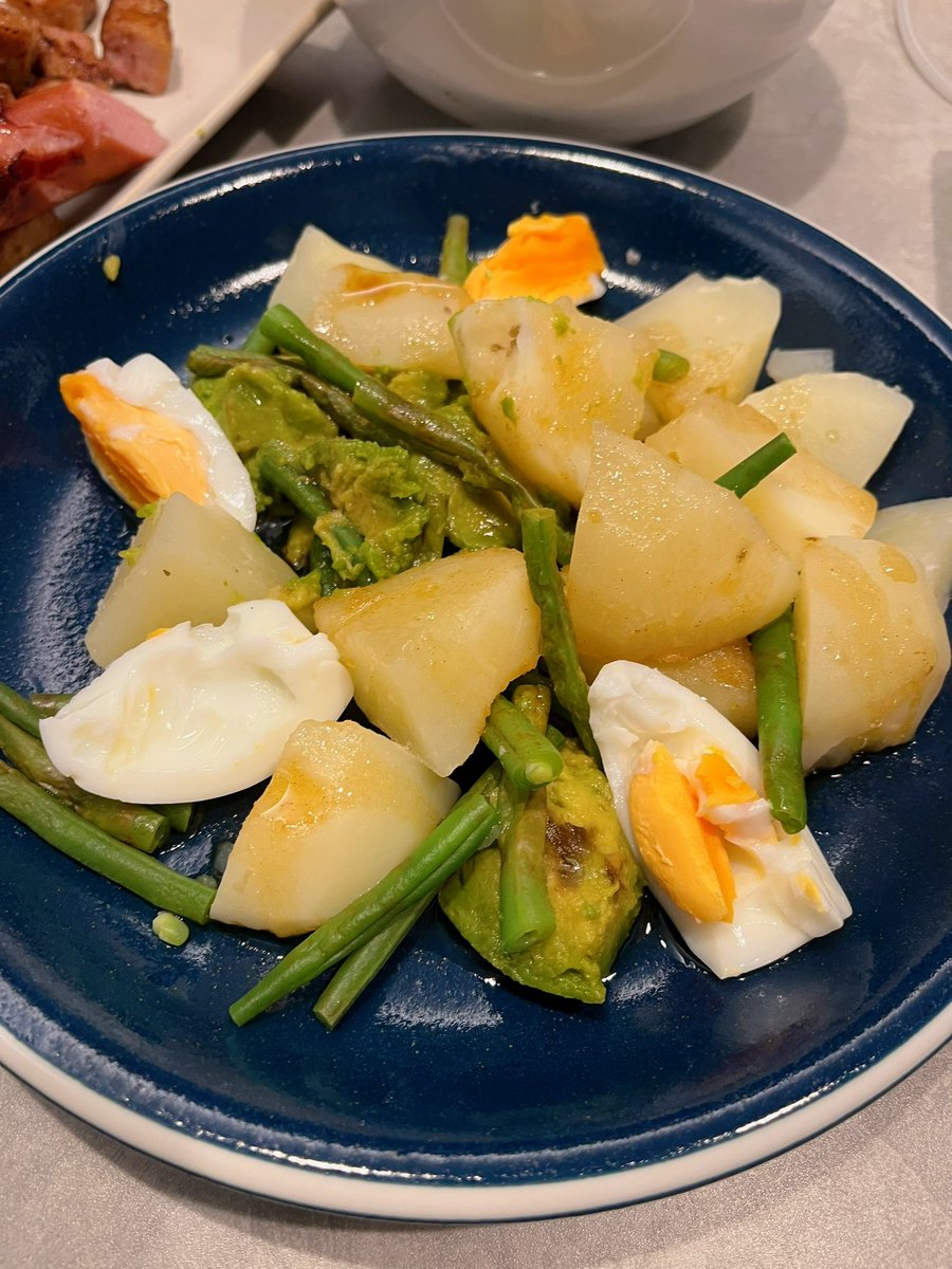 eruru628's tweet photo. 人生初じゃがいもを箱買いしてみて色々な食べ方をしている
これはじゃがいも、アボカド、いんげん、ゆで卵の温サラダ
アヒージョも初めて作ったけど簡単で良い
残った油は次の日ガーリックトーストで使った🥖 https://t.co/Eh26E6IZmm