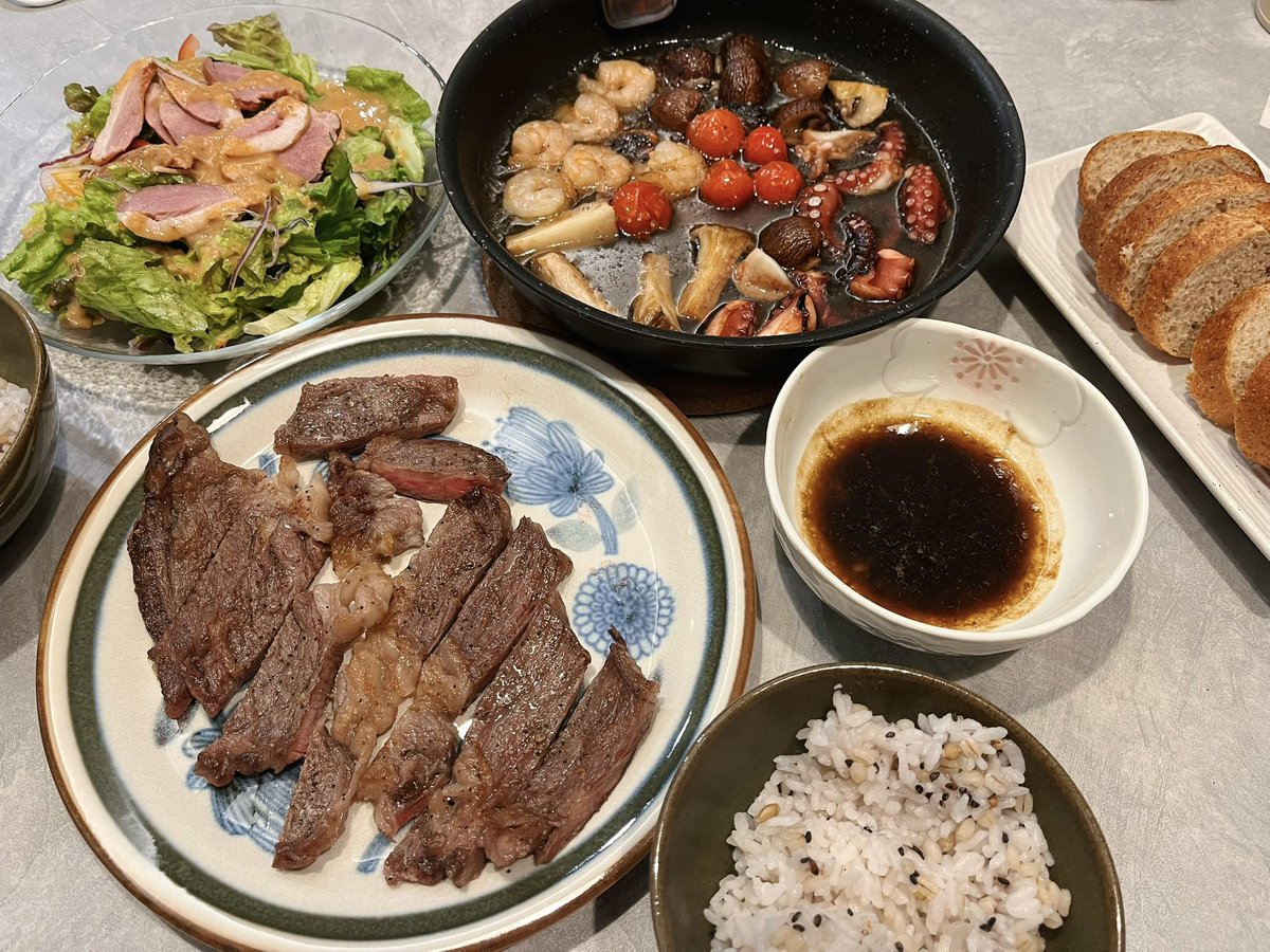 eruru628's tweet photo. 人生初じゃがいもを箱買いしてみて色々な食べ方をしている
これはじゃがいも、アボカド、いんげん、ゆで卵の温サラダ
アヒージョも初めて作ったけど簡単で良い
残った油は次の日ガーリックトーストで使った🥖 https://t.co/Eh26E6IZmm