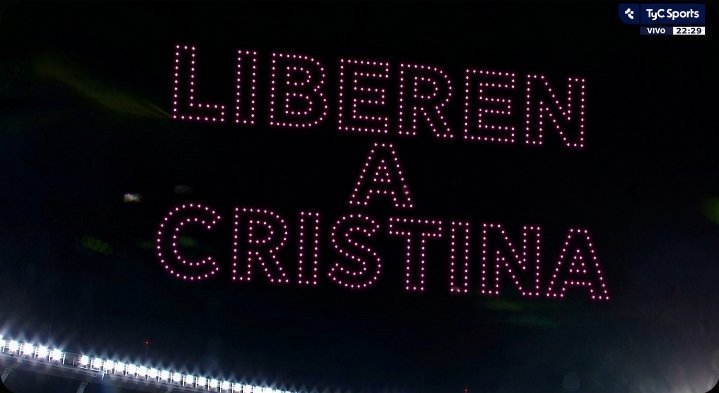 Gera33a's tweet photo. El licha martinez si tendría que dirigir el show de drones en la despedida de messi https://t.co/bldCIvSbyV