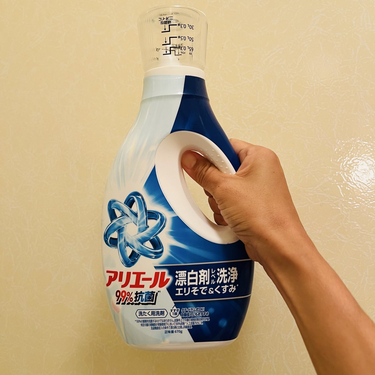 kaoneko5's tweet photo. 長持ち濃縮タイプの液体洗剤なので減りがゆっくり😊頑固なニオイにも（ちゃんとキャップにメモリがあるのが助かる）対応できるのも嬉しい！「入れ過ぎた！」ってなっても液ダレしにくい👍漂白剤どうしようかなーっていう時に「アリエールだから任せちゃおう！」って思えた😉
#PR  #アリエール  #洗剤 https://t.co/uaMfsusB5D
