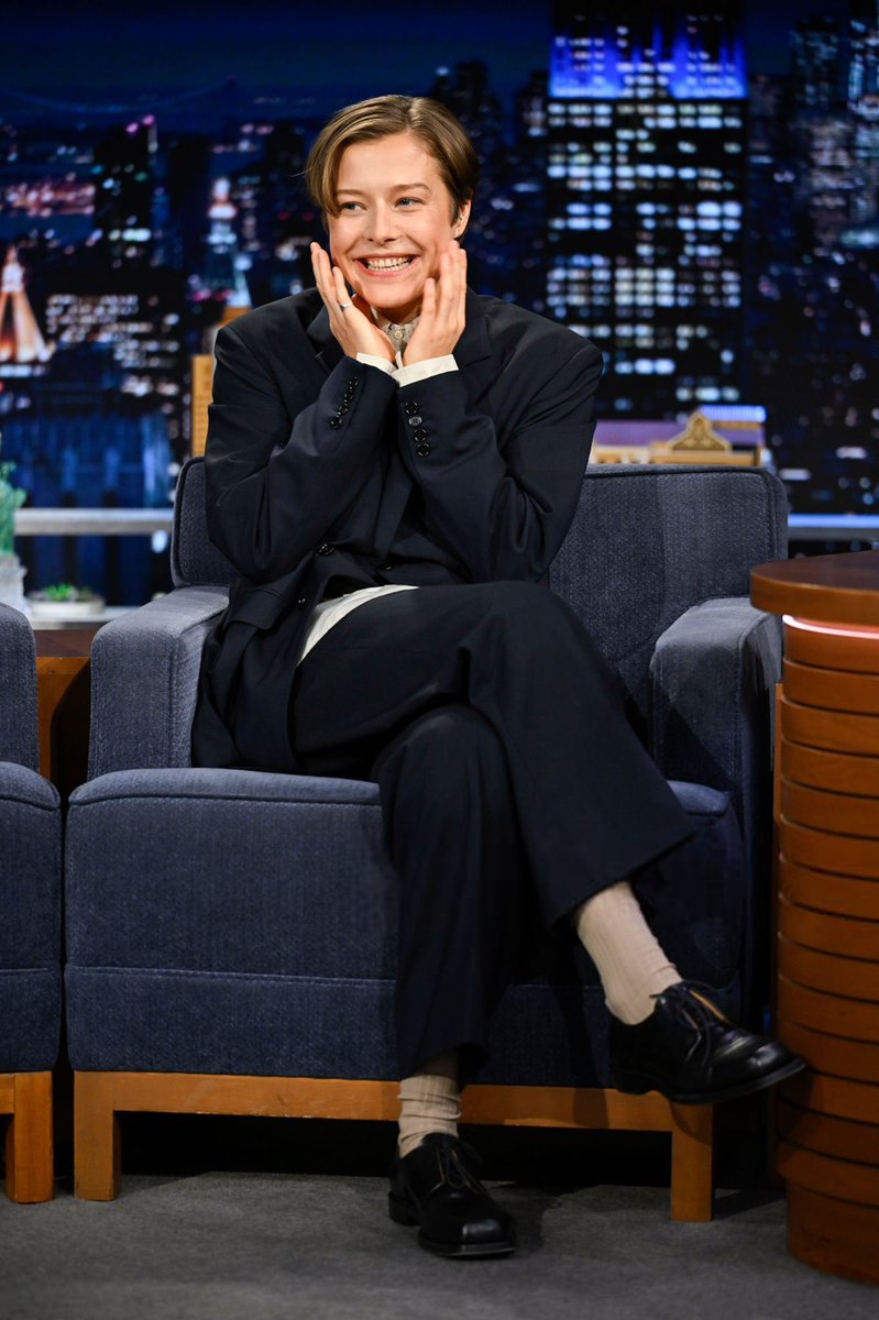emmadarcydaily's tweet photo. emma d’arcy on ‘the tonight show starring jimmy fallon’! https://t.co/JTmamldNHU