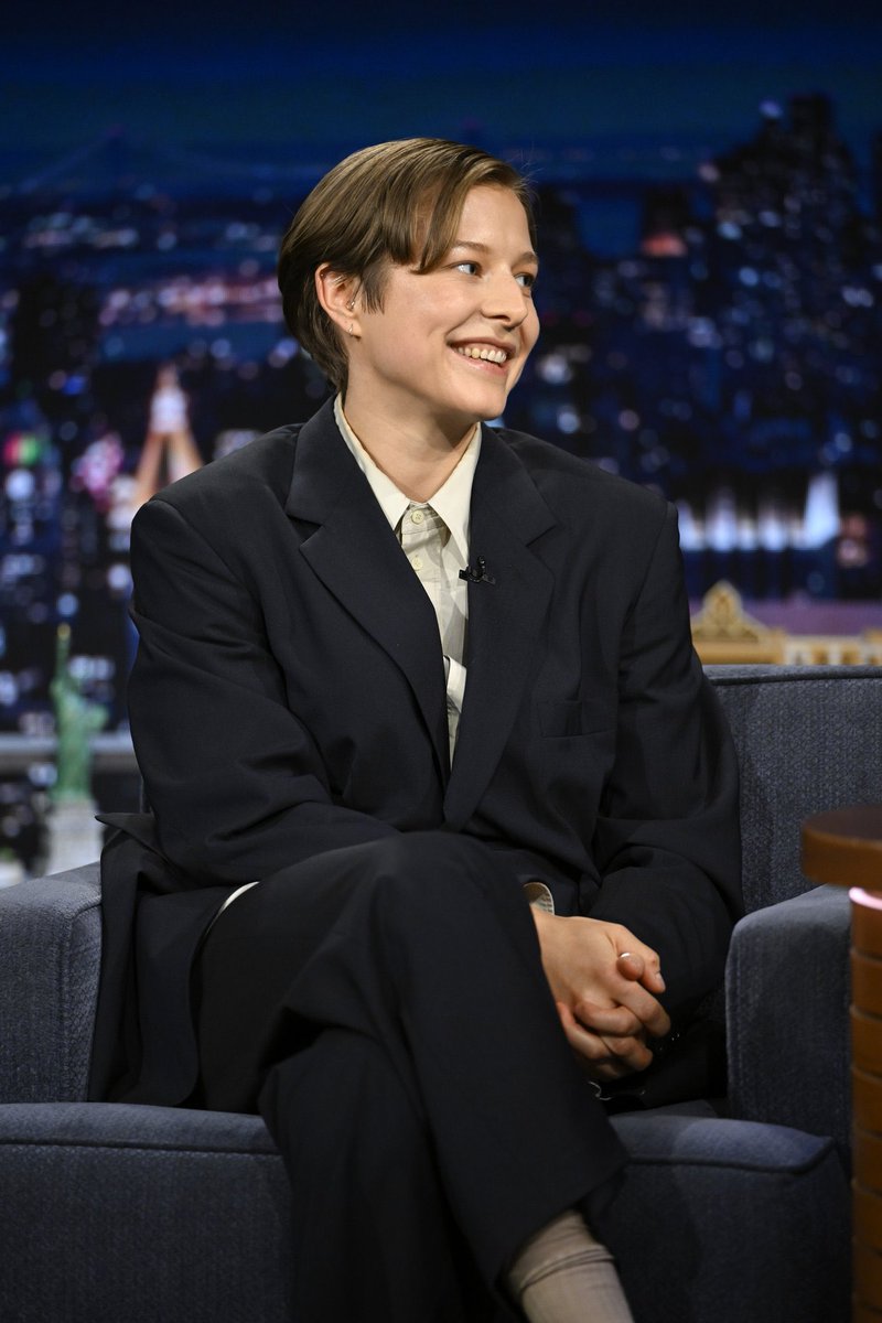 emmadarcydaily's tweet photo. emma d’arcy on ‘the tonight show starring jimmy fallon’! https://t.co/JTmamldNHU