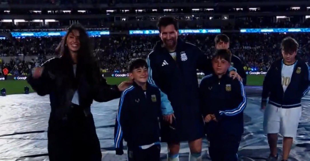 mikewaykicks's tweet photo. 📸 - Messi is now enjoying a new show with his family. https://t.co/MnBmrHQaru