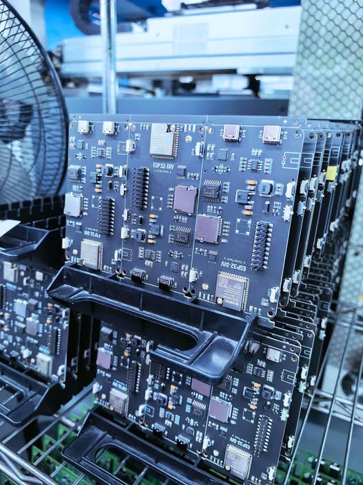 ZengSusan86220's tweet photo. A closer look at PCB manufacturing in our factory.
#PCBManufacturing #PCBAssemblfacturing #PCBDesign #HardwareEngineering #ElectronicsEngineering #QualityControl #DFM https://t.co/RAIgzI9FQx