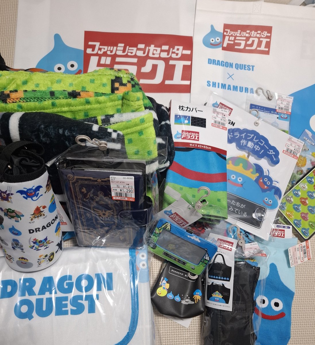 syumionnu13's tweet photo. 旦那と二人でめっちゃ買った🤣
9時ちょっと前に着いたら3番目だった
各商品5個前後はあったからいつものコラボグッズ売る時より多めにあると思う
そんなに欲しいもの無いとか言ってた旦那もいざ買う時はぽんぽんカゴに入れてた😂 https://t.co/PsHwXgb9KE