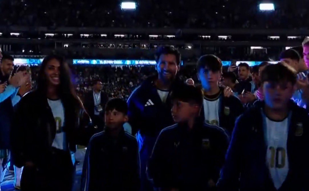 mikewaykicks's tweet photo. 📸 - Messi and his family are now receiving a GUARD OF HONOUR. https://t.co/cxUPGFgQHR