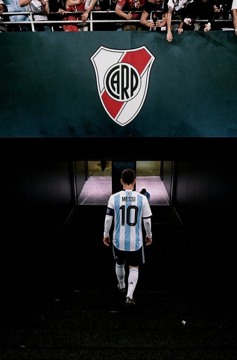 OOC_LACOBRAAA's tweet photo. Lionel Messi bajó las escaleras del Monumental y nunca volvió. https://t.co/KcqG4CZAov