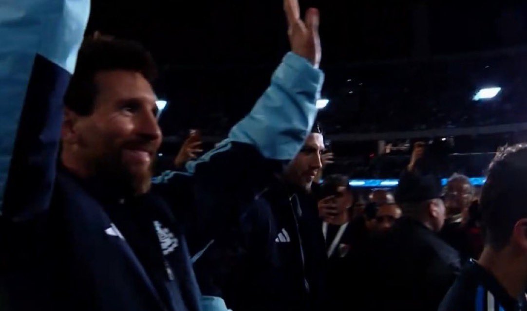 mikewaykicks's tweet photo. Ladies and gentlemen… the end of one of the most iconic and beautiful stories of all time.

Lionel Messi and Argentina. 🇦🇷❤️ https://t.co/bANpPF7NP5