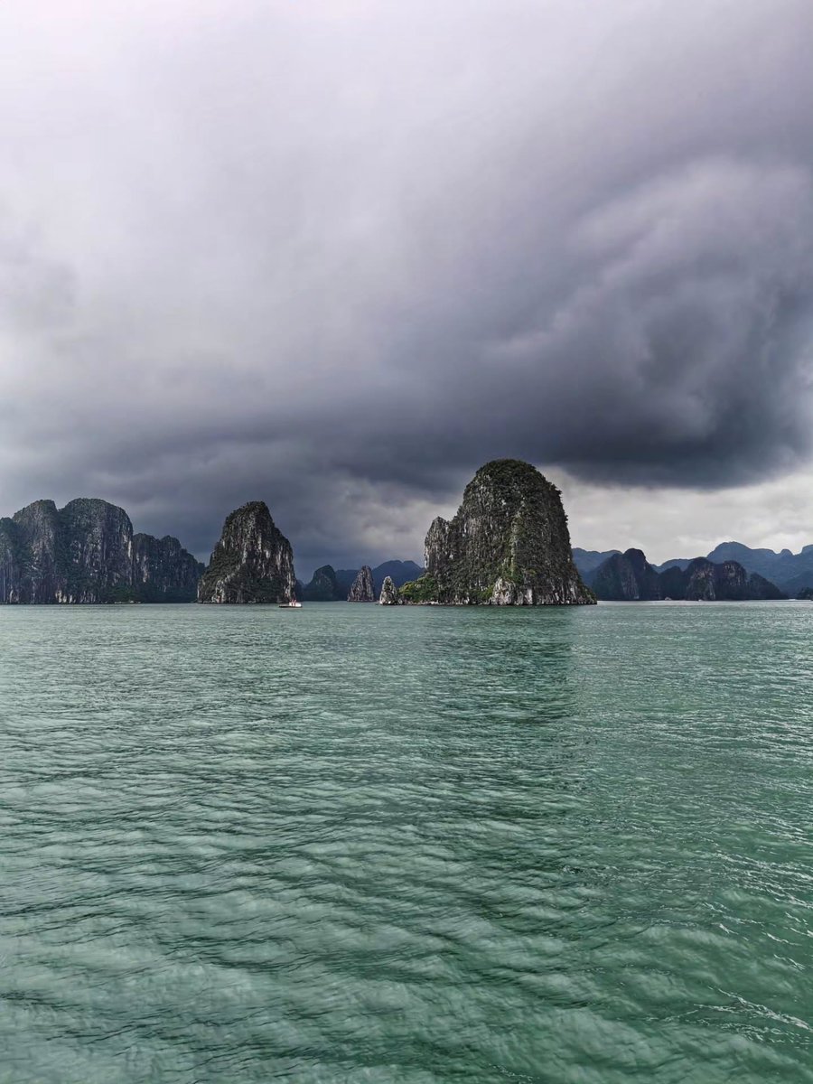 SomePeoplee's tweet photo. Ha Long Bay is a UNESCO World Heritage Site of emerald waters, limestone karsts, hidden caves, and unforgettable views. After 450 steps, the panorama feels like my Everest. Tourist hotspot, but absolutely worth it. https://t.co/k18CEttif4