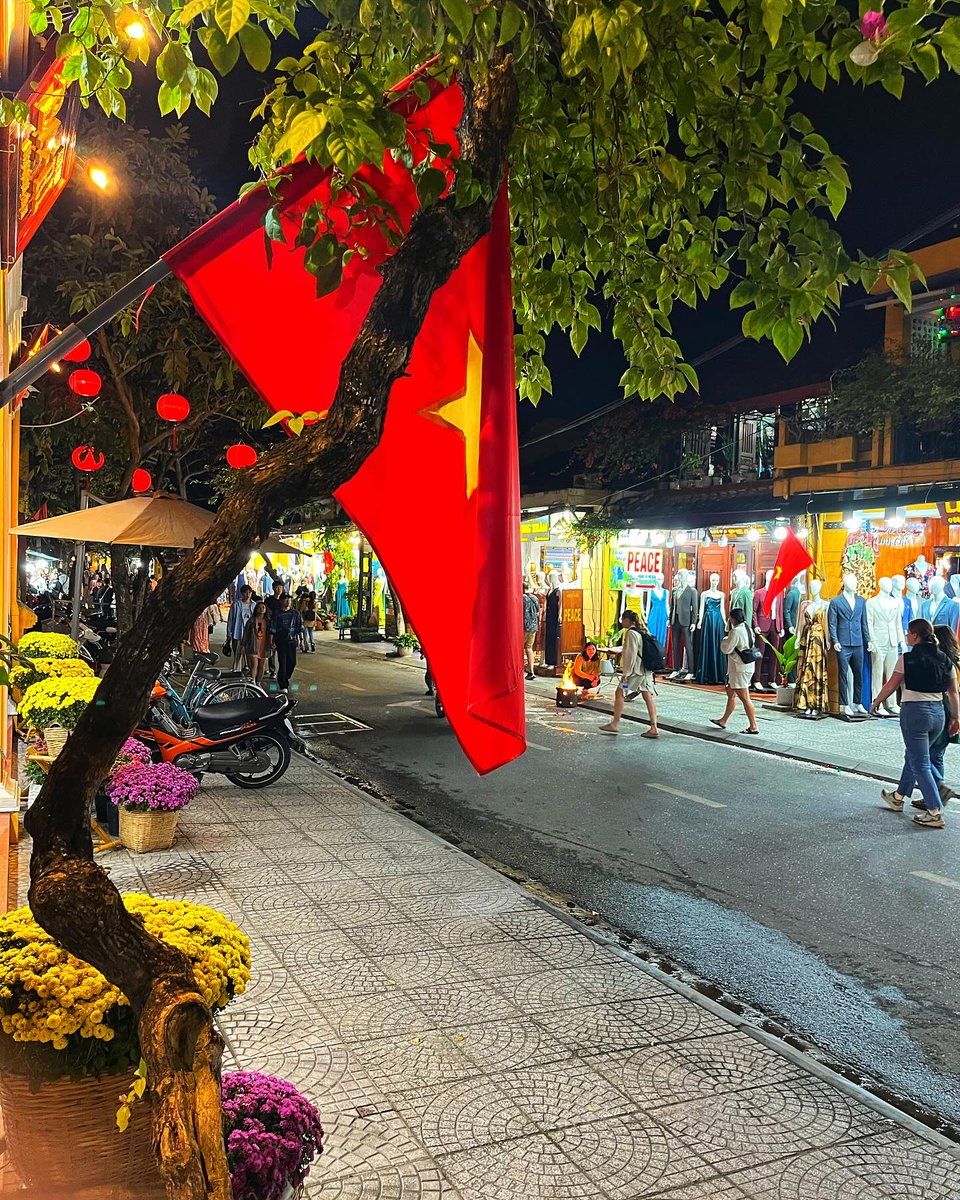 katieannbugg's tweet photo. Hoi An at night: lantern-lit streets, quiet river views, and timeless charm. https://t.co/rP2mqbGeIm