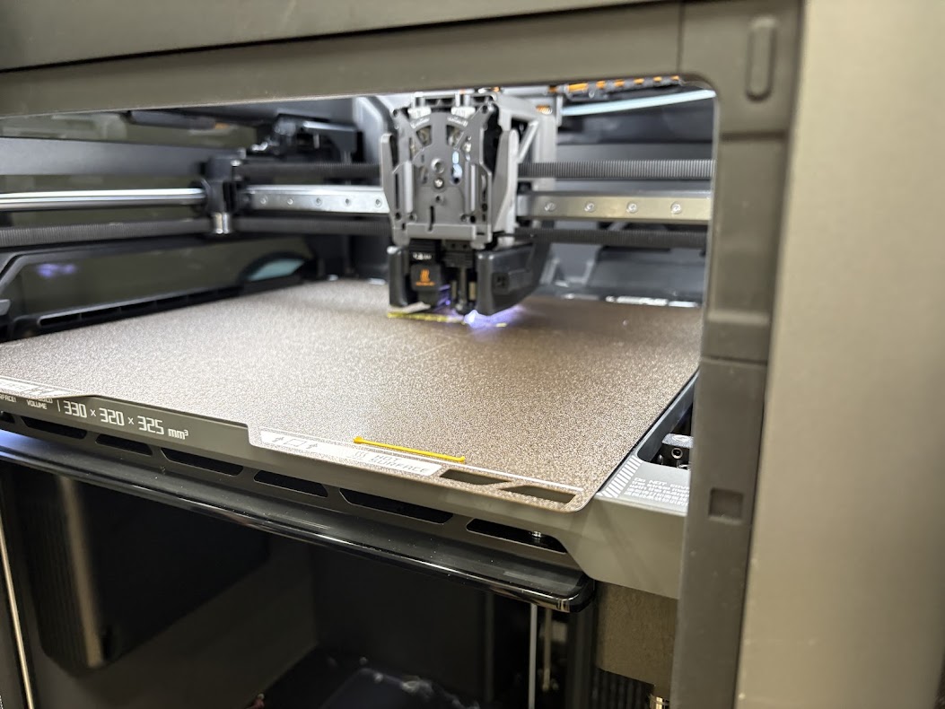 NJC_Recruit's tweet photo. おはようございます

昨晩は「3Dプリンタ🖨️部」活動でした‼️
トライ・アンド・エラーを繰り返しながら
やりたいことを仲間でワイワイガヤガヤ

日本事務器には
全国にいくつものクラブがあります‼️
▶運動系
▶文化系
色々と揃っております‼️
ちなみに私は⋯⋯
▶3Dプリンタ部
▶読書クラブ
に参画（会計担当）をしております

さて、
制作物は出来上がっているかな⋯⋯？

#日本事務器 
#NJC 
#企業公式朝の挨拶 
#企業公式相互フォロー 
#3Dプリンタ部 
#社内クラブ活動 
#部活動 
#企業文化
#啓友会 
#働きやすい職場
#社内コミュニティ