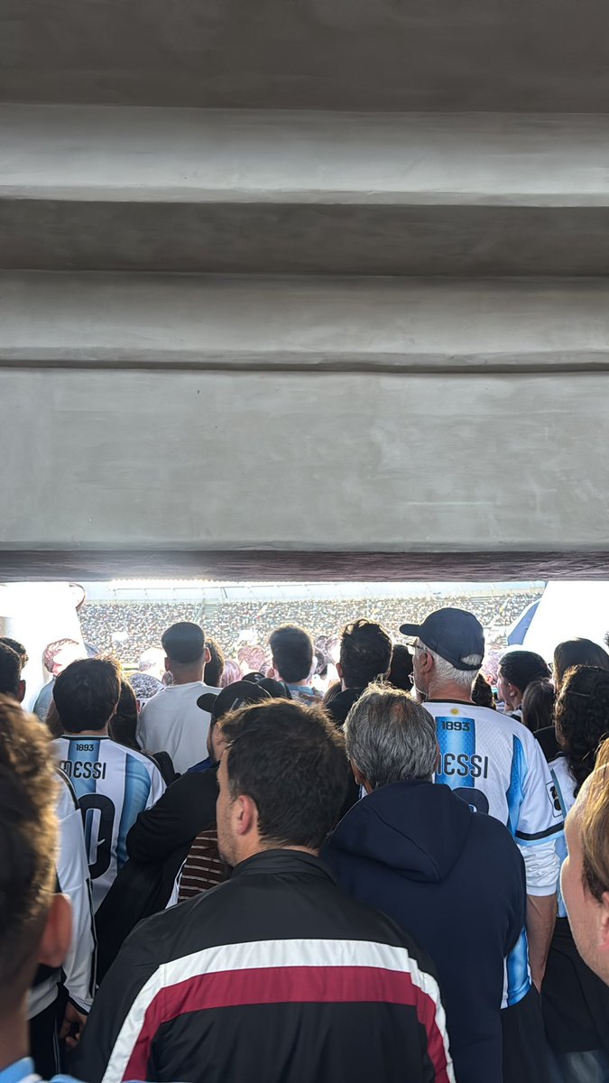 PoliticaEnRiver's tweet photo. El Monumental totalmente sobrevendido. Se dan cuenta por qué lo insultó todo el estadio? https://t.co/MJQzXpLZQg