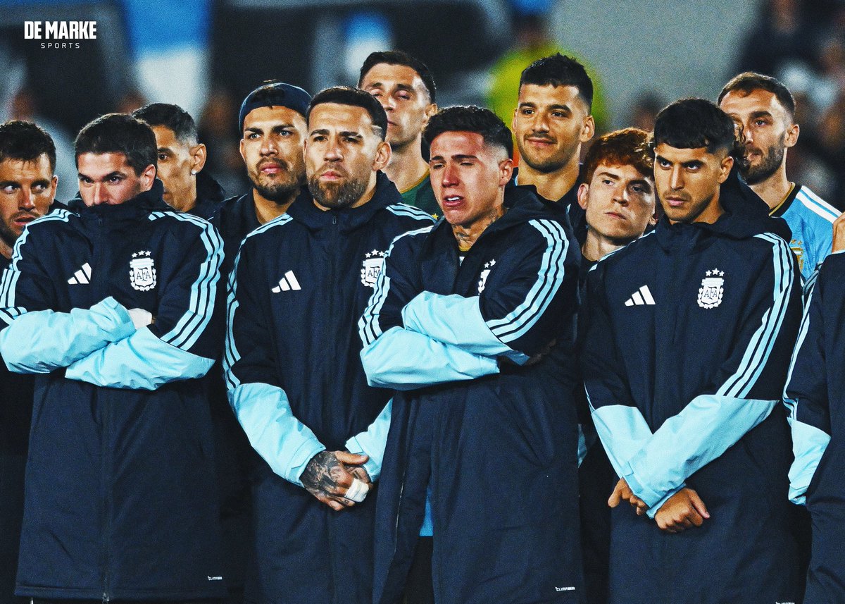 demarkesports's tweet photo. Abisine, kaptanına, idolüne veda ediyor.

Enzo Fernandez, Lionel Messi konuşurken hüngür hüngür ağlıyor. https://t.co/JStk92XRyH