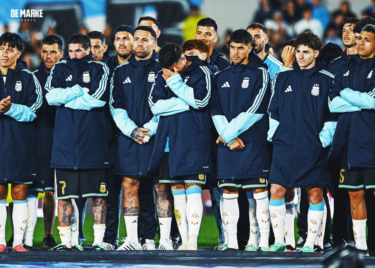 demarkesports's tweet photo. Abisine, kaptanına, idolüne veda ediyor.

Enzo Fernandez, Lionel Messi konuşurken hüngür hüngür ağlıyor. https://t.co/JStk92XRyH