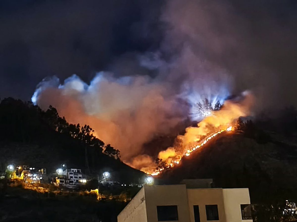 CarlosAndresMN's tweet photo. Tristeza en #Ambato

Fuerte incendio forestal reportado hoy desde las 11:20, en el caserío Apagua, parroquia Ambatillo.ñ

Según el ECU 911 se estima una afectación de 7 hectáreas, hasta el momento🔥

🚒Van más de 10 horas trabajando los bomberos y no logran sofocar las llamas 💔 https://t.co/UaRuLkJty1