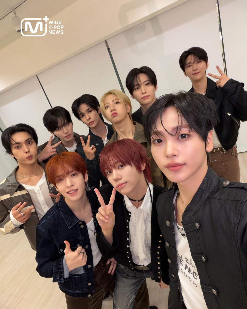 mnetplus's tweet photo. [WiDE K-POP NEWS📰] 사랑하는 마음이 숨긴다고 숨겨지는 것도 아니고...🤭

크래비티 컴백 기다린 만큼
소리 질러 LOUDER~!📢

퍼포먼스의 제왕 퍼포먼스의 군림자
퍼포먼스의 신🐎🪽
크래비티 영상만 20200414번 보는 중

15초 타임어택 인터뷰도 놓칠 수 없지 •̤᷆ ₃ •̤᷇ ฅ
ㄴ오직 Mnet Plus 앱에서 풀버전 바로 시청

🔗https://t.co/kfQMC5do7Z

=

[WiDE K-POP NEWS📰] You can’t hide it when you’re in love...🤭

We’ve waited long enough for CRAVITY’s comeback,
so scream LOUDER~!📢

Kings of performance, rulers of performance,
gods on stage🐎🪽
Currently watching CRAVITY’s videos for the 20200414th time

Can’t miss out on
the 15-sec Time Attack Interview •̤᷆ ₃ •̤᷇ ฅ
ㄴFull version only on Mnet Plus app

🔗https://t.co/kfQMC5do7Z

#CRAVITY #크래비티 @CRAVITYstarship 
#VotePlayLove #All_of_KPOP #엠넷플러스
#WiDEKPOPNEWS #와이드케이팝뉴스 #MnetPlus_ORIGINAL