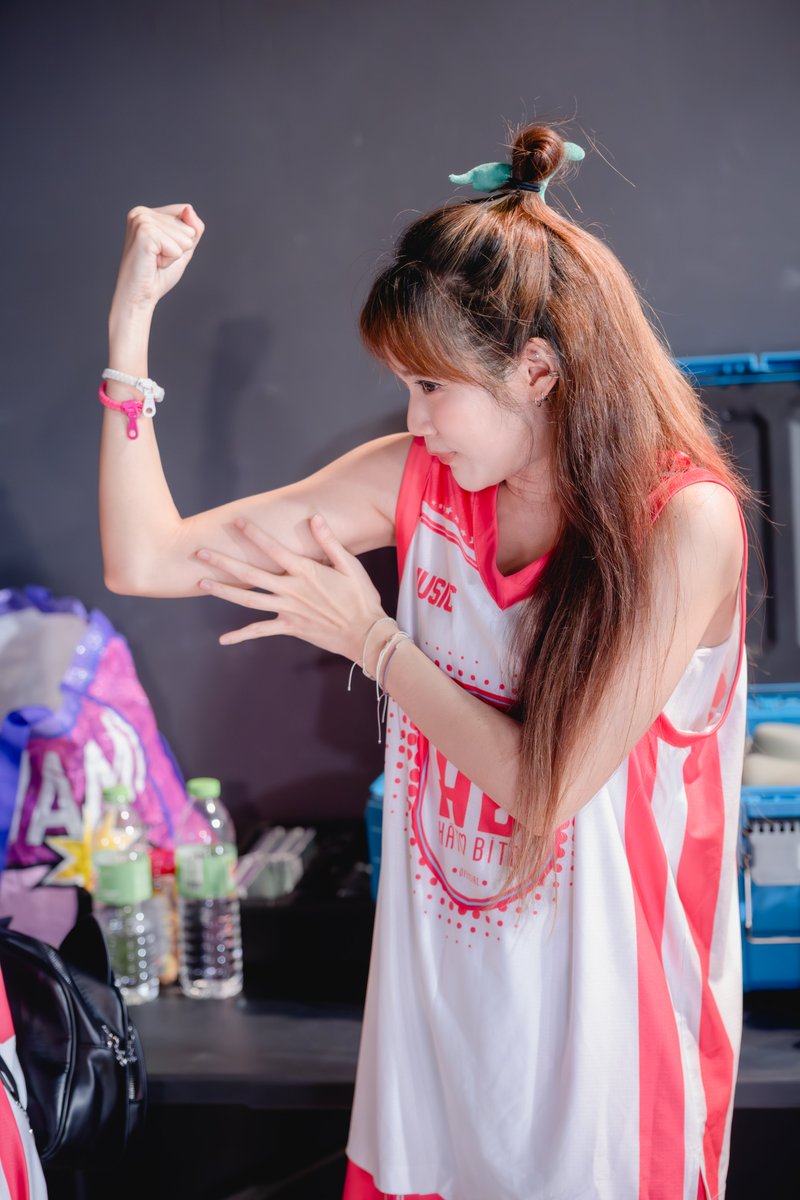 Offakim_home's tweet photo. (9)แค่เอามือขวาแนบอกซ้าย ได้ยินไหม นี่คือเพลงของหัวใจของเรา
https://t.co/bgdXcKaSoa
ใกล้แล้ว ใกล้ทันแล้ว
ช่วงทับมือ มันก็ไม่ค่อยคิดถึงเท่าไหร่หรอกนะ 😗😔
#MusicHatoBito
#HatoBito
#SPKGallery https://t.co/x3C7SiQr7i