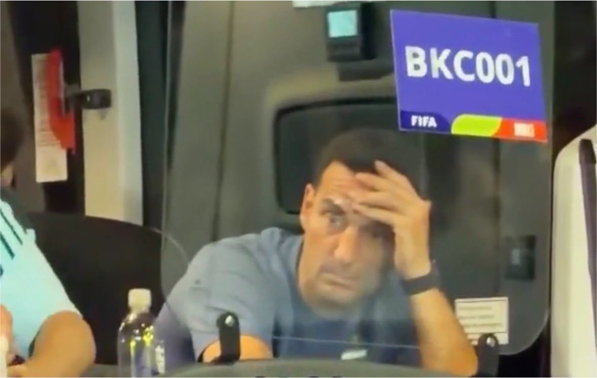 SiSiClaroSi's tweet photo. Scaloni se acordó que tiene que ir a su pueblo https://t.co/MZnKEFMDJR