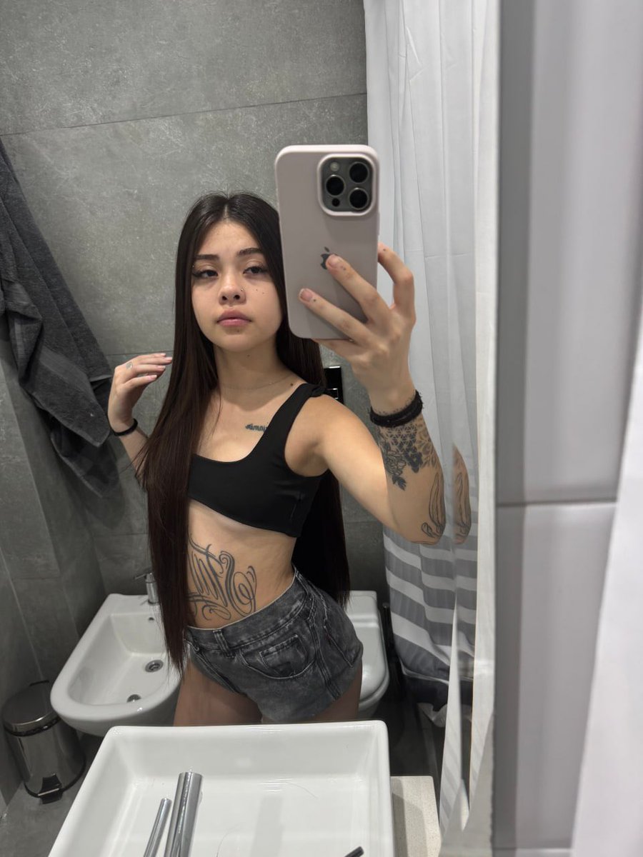 kutyykitty's tweet photo. lovin’ mirror shots https://t.co/vpAeAsBcYs