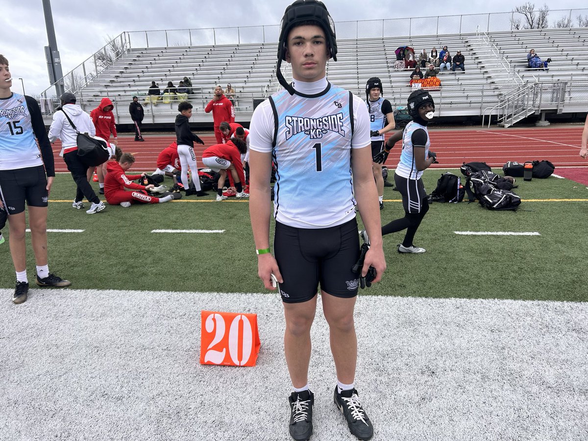 PreWarWesley's tweet photo. @rykersollars1 is the next great KC recruit that’ll be P4 🏈
BANK IT 💥
Be Ready for the show 🎥 🍿 
@StrongsideKC @KoleEmplit @KSportsChatter @cargile_wade @Revive_Perf @PremierEventsUS @kurt_lemley @SchumannKegan @coach_rewerts https://t.co/C7gX6UdX13