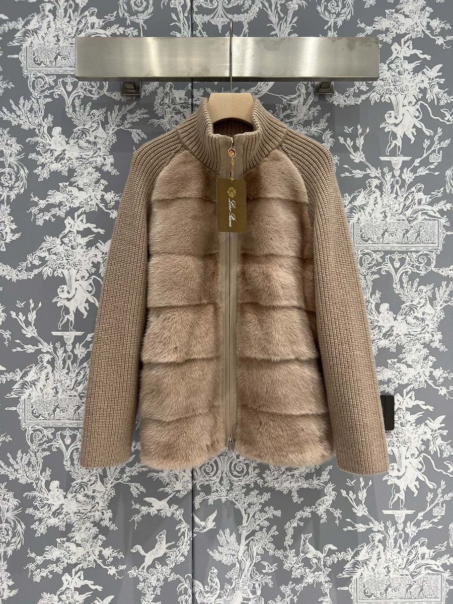 DubaiStyleChic's tweet photo. Luxury meets comfort ๐คโจ(dm for more info)
Soft faux-fur panels, elegant neutral tones, and a timeless silhouette. Perfect for effortless winter style.
#LuxuryFashion #WinterStyle #FauxFur #Knitwear #WomensFashion #ElegantStyle #Fashionista https://t.co/KVnedld37W
