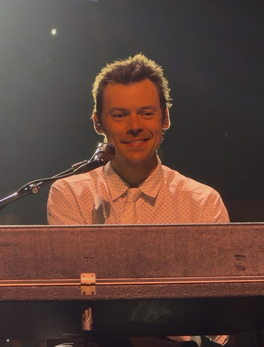mermaidharr's tweet photo. he had no hair for msg n1 i genuinely don’t understand how it grows so fast https://t.co/bmMcM4gNF7