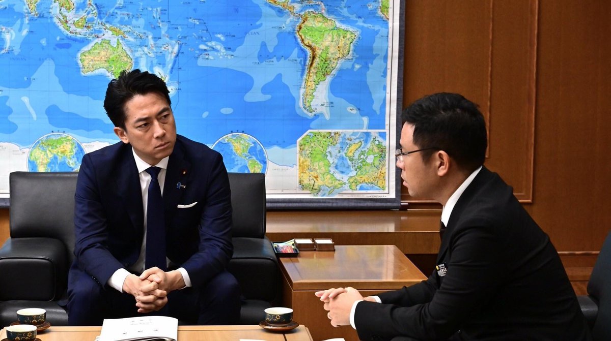 ModJapan_jp's tweet photo. 本日（10月７日）、小泉防衛大臣は防衛省において沖縄県の古謝知事から、「沖縄政策協議会の開催」、「沖縄県那覇市における米海兵隊による強盗殺人事件」についての要請を受けました。 
 
小泉大臣からは、まず「沖縄政策協議会の開催」について、沖縄の皆様の声をしっかり受け止めつつ、古謝知事の御意見を具体的に伺いながら、内閣府など関係省庁とも連携して対応していく考えをお伝えしました。 
 
また、那覇市で発生した強盗殺人事件について、極めて深刻に受け止めており、米側に対して強く抗議した旨をお伝えするとともに、このような悲劇が二度と繰り返されることがないよう、防衛省として、引き続き在日米軍に対する綱紀粛正、再発防止の徹底、ご遺族に対する適切な対応を強く求めていく考えを説明しました。 

防衛省・自衛隊としては、事件・事故の再発防止を徹底するべく、いかに実効性のある措置を取っていくかについて、関係省庁及び米側と緊密に連携してまいります。