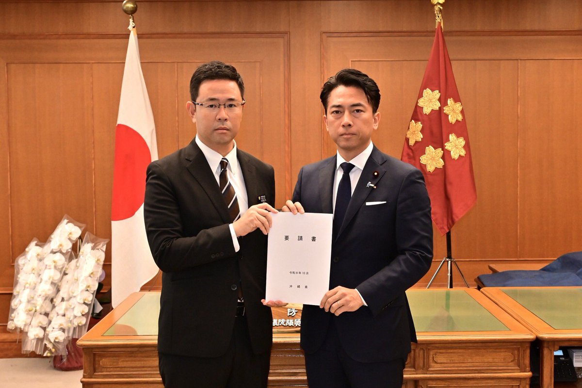 ModJapan_jp's tweet photo. 本日（10月７日）、小泉防衛大臣は防衛省において沖縄県の古謝知事から、「沖縄政策協議会の開催」、「沖縄県那覇市における米海兵隊による強盗殺人事件」についての要請を受けました。 
 
小泉大臣からは、まず「沖縄政策協議会の開催」について、沖縄の皆様の声をしっかり受け止めつつ、古謝知事の御意見を具体的に伺いながら、内閣府など関係省庁とも連携して対応していく考えをお伝えしました。 
 
また、那覇市で発生した強盗殺人事件について、極めて深刻に受け止めており、米側に対して強く抗議した旨をお伝えするとともに、このような悲劇が二度と繰り返されることがないよう、防衛省として、引き続き在日米軍に対する綱紀粛正、再発防止の徹底、ご遺族に対する適切な対応を強く求めていく考えを説明しました。 

防衛省・自衛隊としては、事件・事故の再発防止を徹底するべく、いかに実効性のある措置を取っていくかについて、関係省庁及び米側と緊密に連携してまいります。