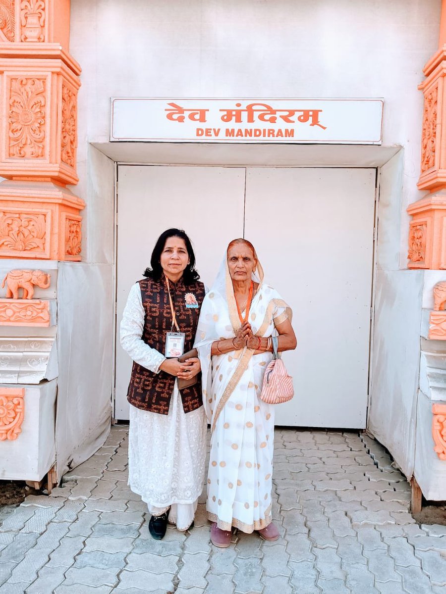 SharmaIlla's tweet photo. @AvdheshanandG @AcharyaSabha @HariharAshram @narendramodi @AmitShah @RSSorg @EkatmaDham @pushkardhami @yogrishiramdev @kishorekaya @FoundationLadli ।। श्वेताश्वतर उपनिषद् ।। 
स तन्मयो ह्यमृत ईशसंस्थो ज्ञः सर्वगो भुवनस्यास्य गोप्ता । 
य ईशेऽस्य जगतो नित्यमेव नान्यो हेतुर्विद्यत ईशनाय ।।१७।।

एकमात्र परमब्रह्म ही अमृतस्वरूप, सर्वज्ञ, सर्वव्यापक तथा सम्पूर्ण विश्व का नित्य रक्षक और परम नियन्ता है। https://t.co/ypiYf4O2IZ