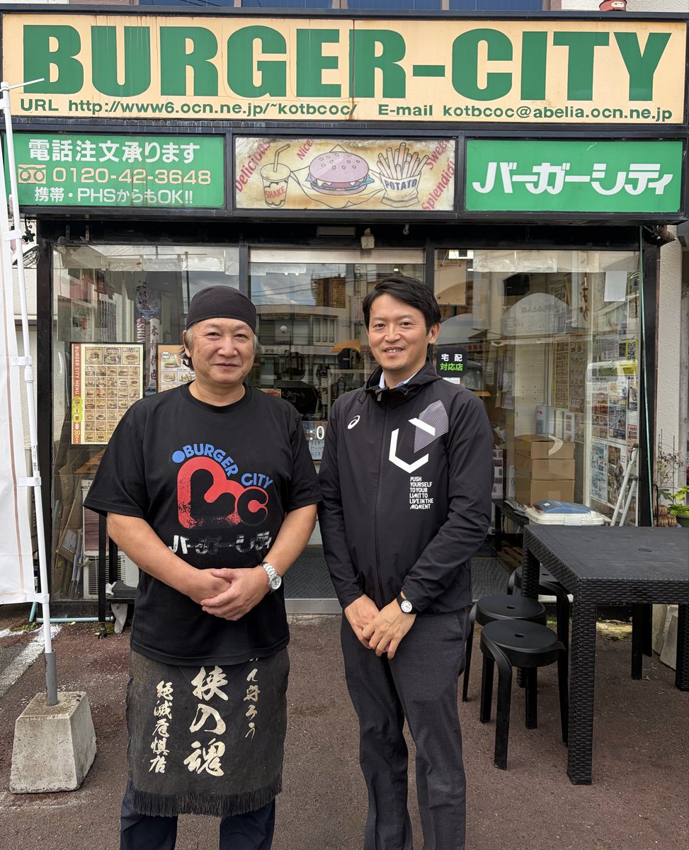 burger__city's tweet photo. 昨日、なんと
兵庫県の斎藤元彦知事にご来店いただきました！

昨日は日高でご予定があり、ついでに以前放送された「人情食堂」もご覧になっており、そのご縁もあって豊岡バーガーシティにもお立ち寄りくださいました！

この日、斎藤知事にお召し上がりいただいたバーガーセットを……

「斎藤元彦セット」にします！！🍔

……嘘です。笑

お忙しい中、ご来店いただきありがとうございました！

また但馬にお越しの際は、ぜひお立ち寄りください😊
#斎藤元彦 #さいとう知事 #兵庫県 #兵庫 #但馬 #バーガーシティ #絶滅危惧店 #人情食堂 #豊岡市
