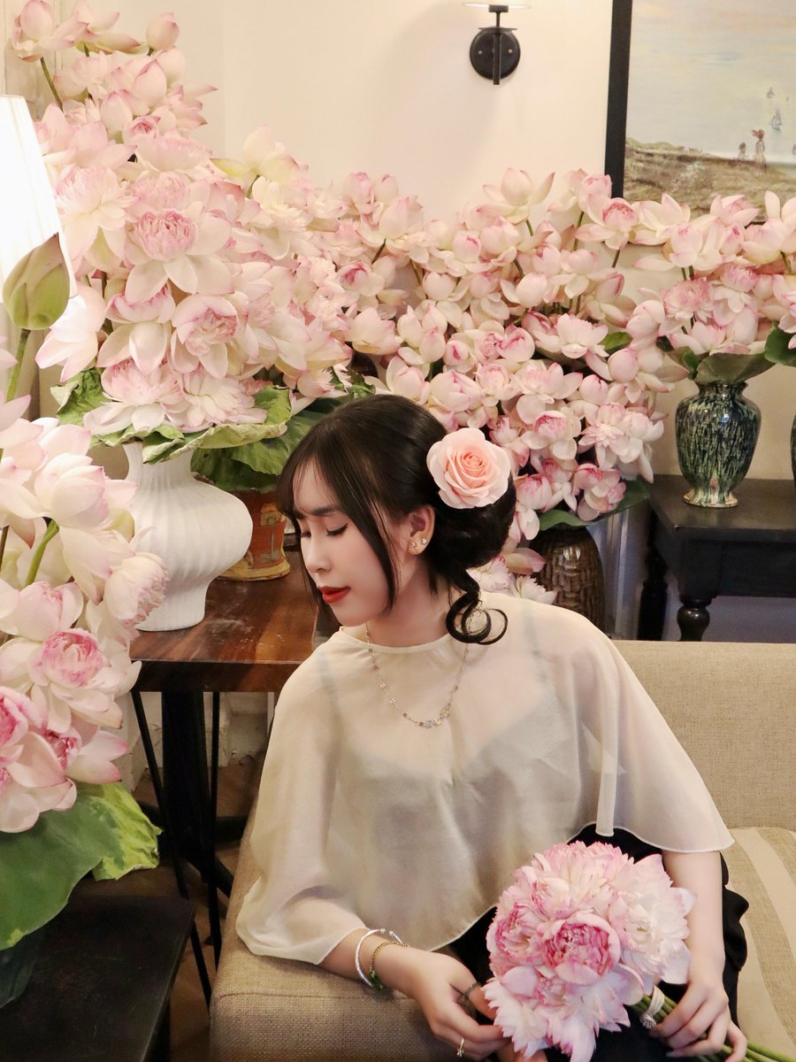 odikyfet's tweet photo. Hoa sen khéo giữ sắc nắng nồng, mưa dẫu qua vẫn chẳng phai màu. https://t.co/gxRA4HypHE