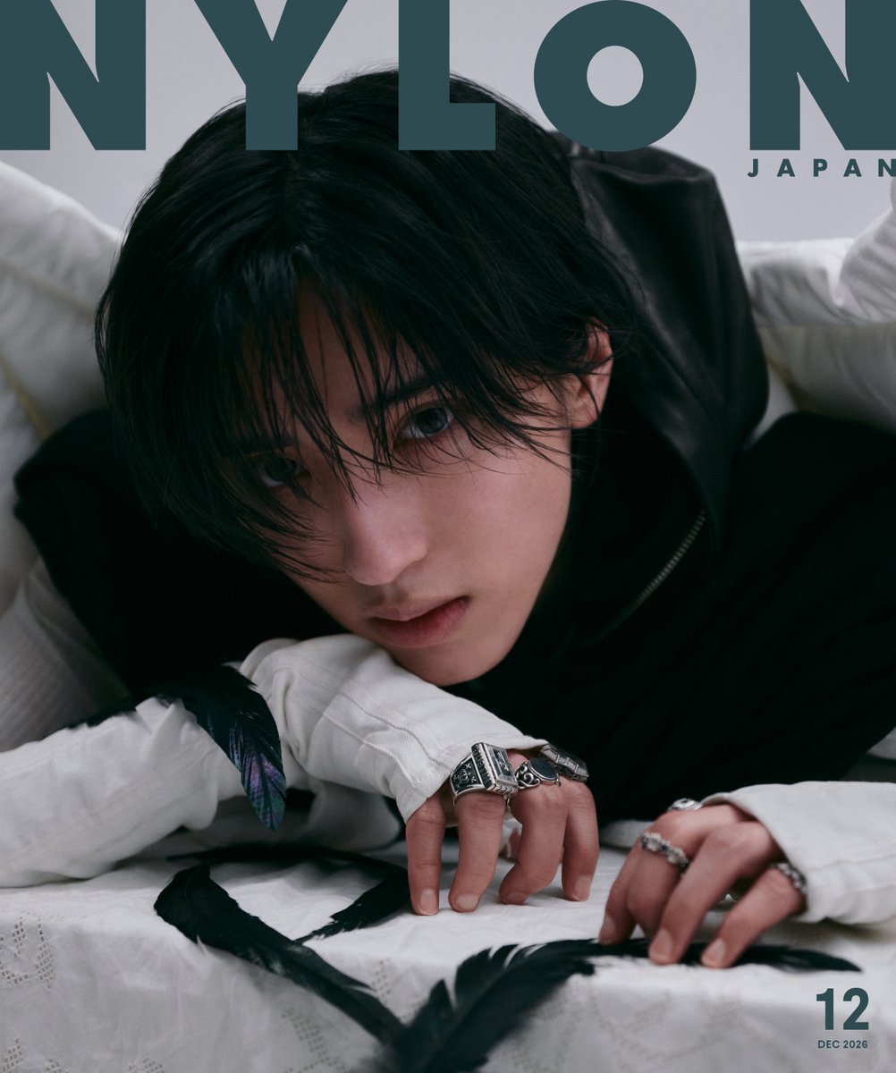 oricon's tweet photo. なにわ男子・道枝駿佑、ダークな王子様に
『NYLON JAPAN』約4年ぶり表紙🖤
https://t.co/txJx1A68gC
⠀
華やかな晩餐会を抜け出し自由気ままに過ごす姿がコンセプト。息をのむほど美しいビジュアルが付録の両面ピンナップとして採用 https://t.co/4hvXSgsXii
