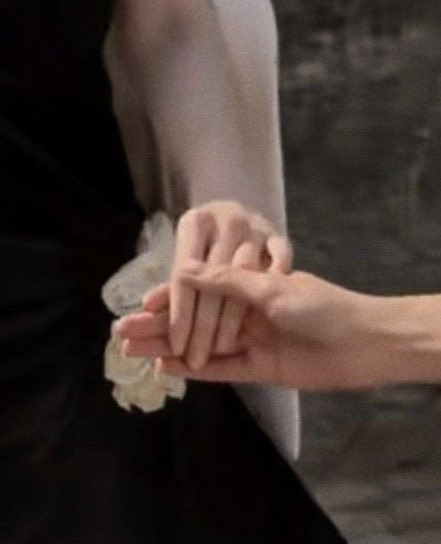 KMayaKwangbae's tweet photo. ฉันให้เลย คนที่ทะนุถนอม คุณหนูออมที่สุด เขาถนอมดอกไม้ของเขามาก แค่การจับมือ ส่วนมากน้องจะเป็นคนจับ อยากจับแบบไหน จับตอนไหน พี่จะเป็นระบบอัตโนแฟน เลื่อนมือมาหาพอดี เข้ากันแบบจิ๊กซอว์ 🫱🏻‍🫲🏼 มือเล็กๆของออมกับมือของคุณหลิงที่ประคองน้องไว้ ไม่จับแน่นเกินไป แต่ก็ไม่ได้ปล่อยให้หลุดมือ🥺 https://t.co/9G89hIi7Gp