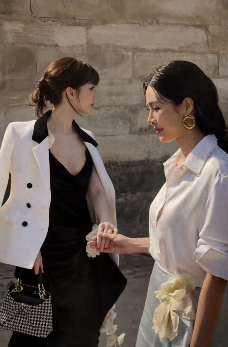 KMayaKwangbae's tweet photo. ฉันให้เลย คนที่ทะนุถนอม คุณหนูออมที่สุด เขาถนอมดอกไม้ของเขามาก แค่การจับมือ ส่วนมากน้องจะเป็นคนจับ อยากจับแบบไหน จับตอนไหน พี่จะเป็นระบบอัตโนแฟน เลื่อนมือมาหาพอดี เข้ากันแบบจิ๊กซอว์ 🫱🏻‍🫲🏼 มือเล็กๆของออมกับมือของคุณหลิงที่ประคองน้องไว้ ไม่จับแน่นเกินไป แต่ก็ไม่ได้ปล่อยให้หลุดมือ🥺 https://t.co/9G89hIi7Gp