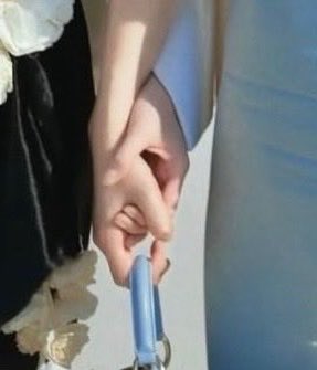 KMayaKwangbae's tweet photo. ฉันให้เลย คนที่ทะนุถนอม คุณหนูออมที่สุด เขาถนอมดอกไม้ของเขามาก แค่การจับมือ ส่วนมากน้องจะเป็นคนจับ อยากจับแบบไหน จับตอนไหน พี่จะเป็นระบบอัตโนแฟน เลื่อนมือมาหาพอดี เข้ากันแบบจิ๊กซอว์ 🫱🏻‍🫲🏼 มือเล็กๆของออมกับมือของคุณหลิงที่ประคองน้องไว้ ไม่จับแน่นเกินไป แต่ก็ไม่ได้ปล่อยให้หลุดมือ🥺 https://t.co/9G89hIi7Gp