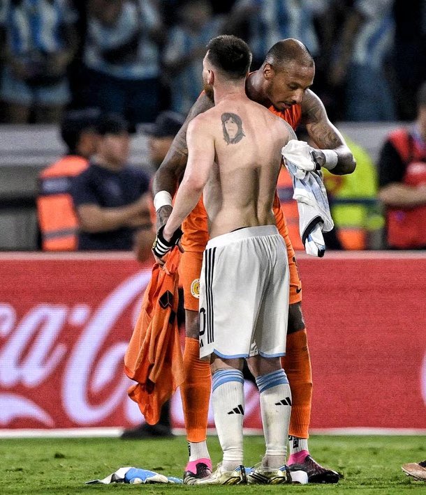 EloyRoom's tweet photo. A memory I’ll cherish forever. From watching you make history to having the privilege of sharing the pitch with you. Something I dreamed of as a kid. Thank you for everything you’ve given to the game, Leo. Nothing but respect. 🐐🫱🏻‍🫲🏾💙 https://t.co/42faJ02iJS