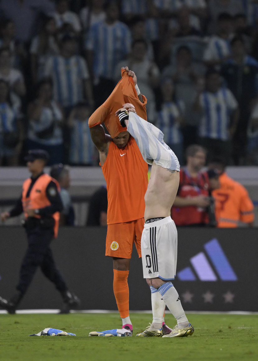 EloyRoom's tweet photo. A memory I’ll cherish forever. From watching you make history to having the privilege of sharing the pitch with you. Something I dreamed of as a kid. Thank you for everything you’ve given to the game, Leo. Nothing but respect. 🐐🫱🏻‍🫲🏾💙 https://t.co/42faJ02iJS