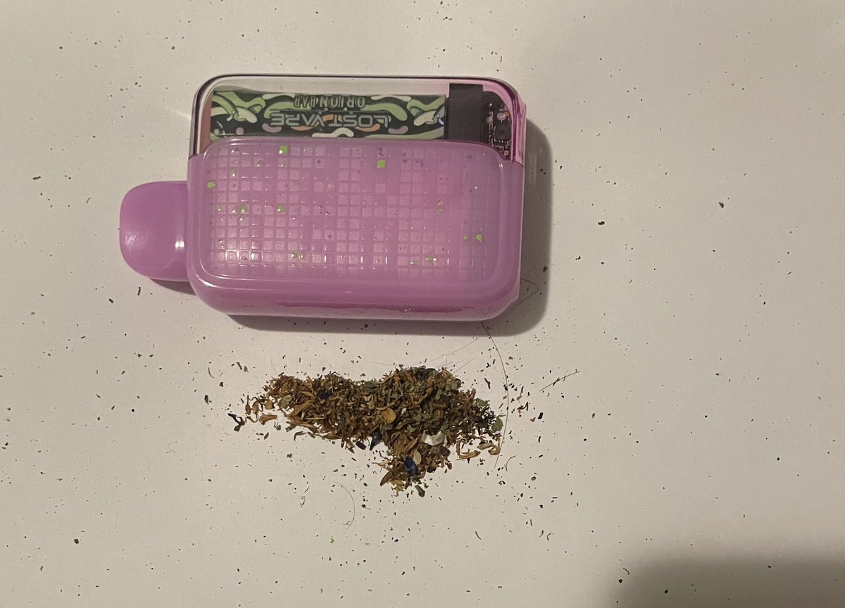 neitodito's tweet photo. dia 1 sin porro vacié todas mis carteras/mochilas/bolsos para sacar los restos https://t.co/wxjXQEYEcF