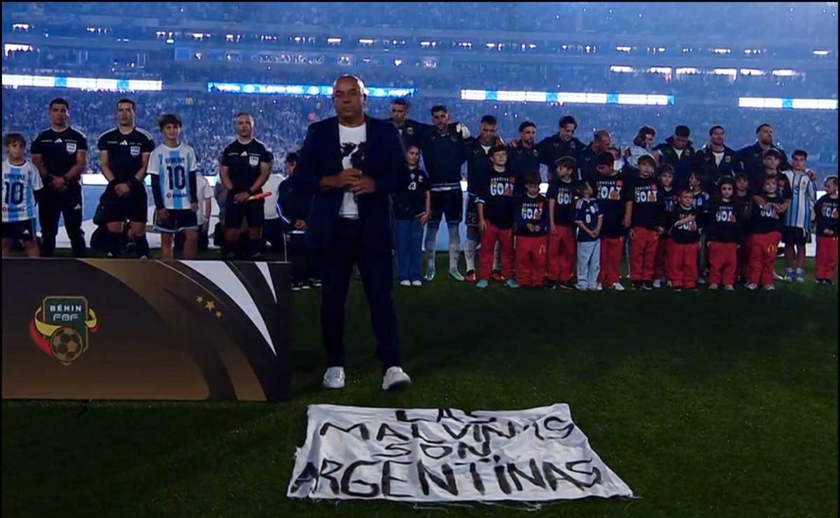 matiasoberlin's tweet photo. La última vez que este trapo tocó el césped de un estadio volteamos un proyecto de extranjerización de tierras.
Elijo creer. https://t.co/nOyb63Q9Ba