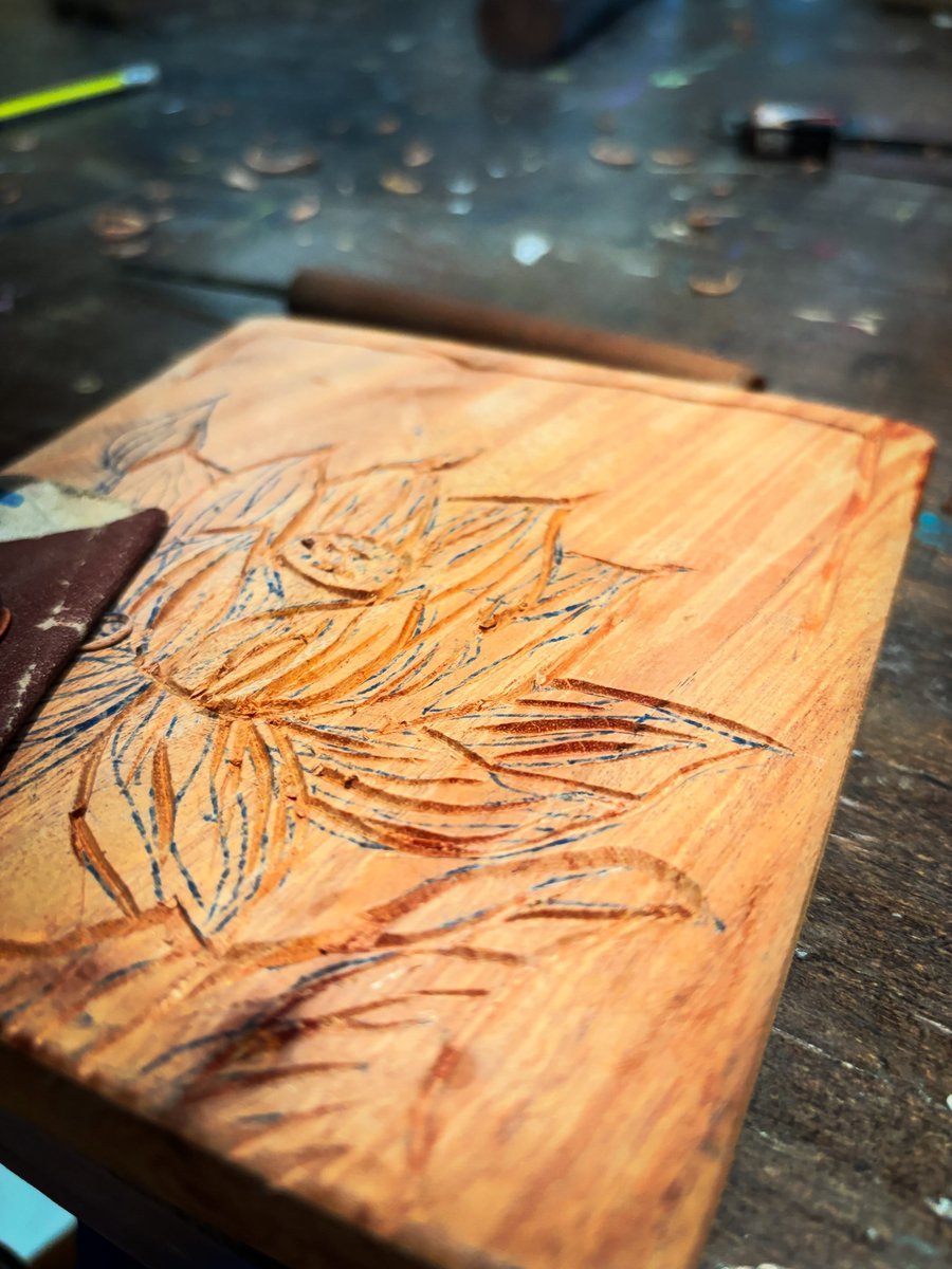 Astak100's tweet photo. Noch ein Highlight in Saigon: Vietnamesisches Holzschnitzen in einem ruhigen Atelier. Der Duft von Holz, konzentrierte Handarbeit und jede Menge Spaß. Vielleicht wird daraus sogar ein neues Hobby zu Hause. https://t.co/kvV9dJ528s