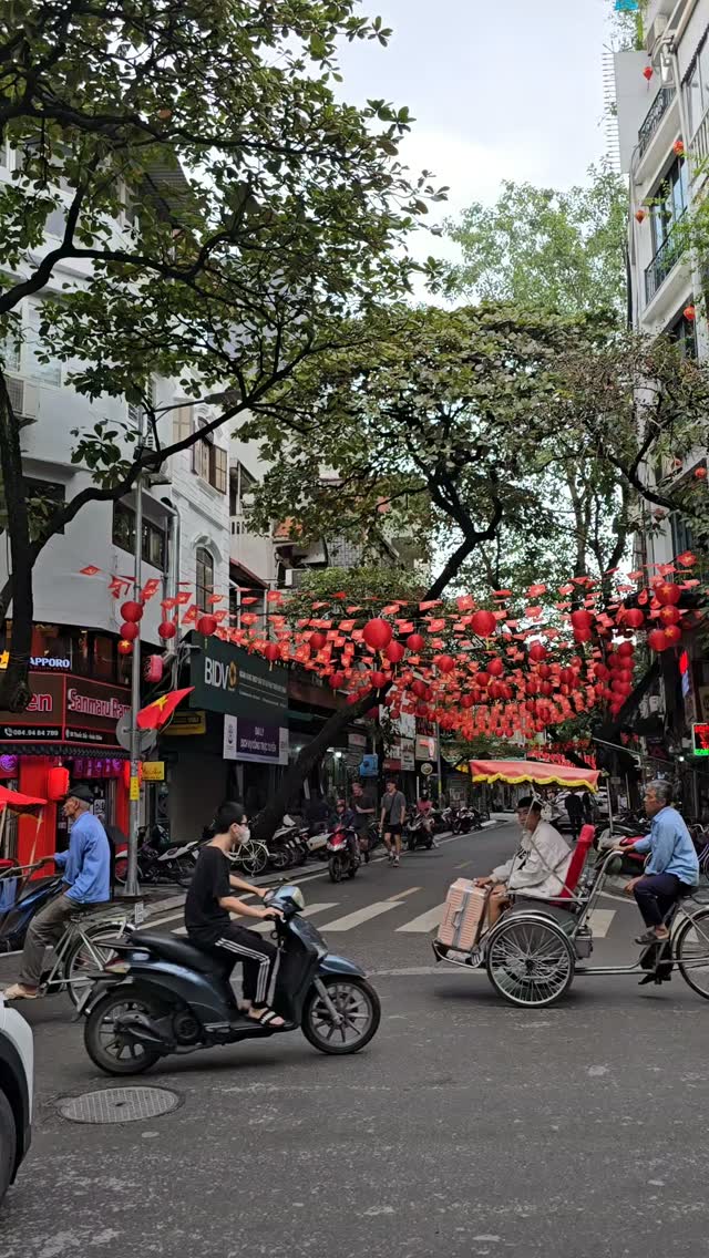 lupitis_mena's tweet photo. Every few years, I’m drawn back to Asia’s vibrant city life: narrow streets buzzing with pedestrians, mopeds, cars, and vendors selling fresh tropical fruit. A beautiful, organized chaos that never gets old. https://t.co/YROd1lNyZo