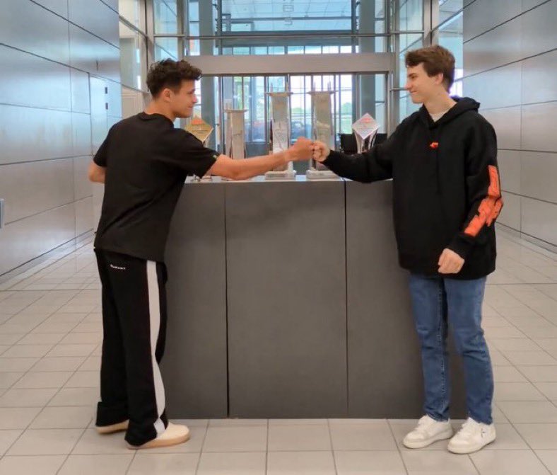 norstapstri's tweet photo. their hand size difference… omg i am gonna go insane. i feel so dizzy. https://t.co/AtrigtHsI4