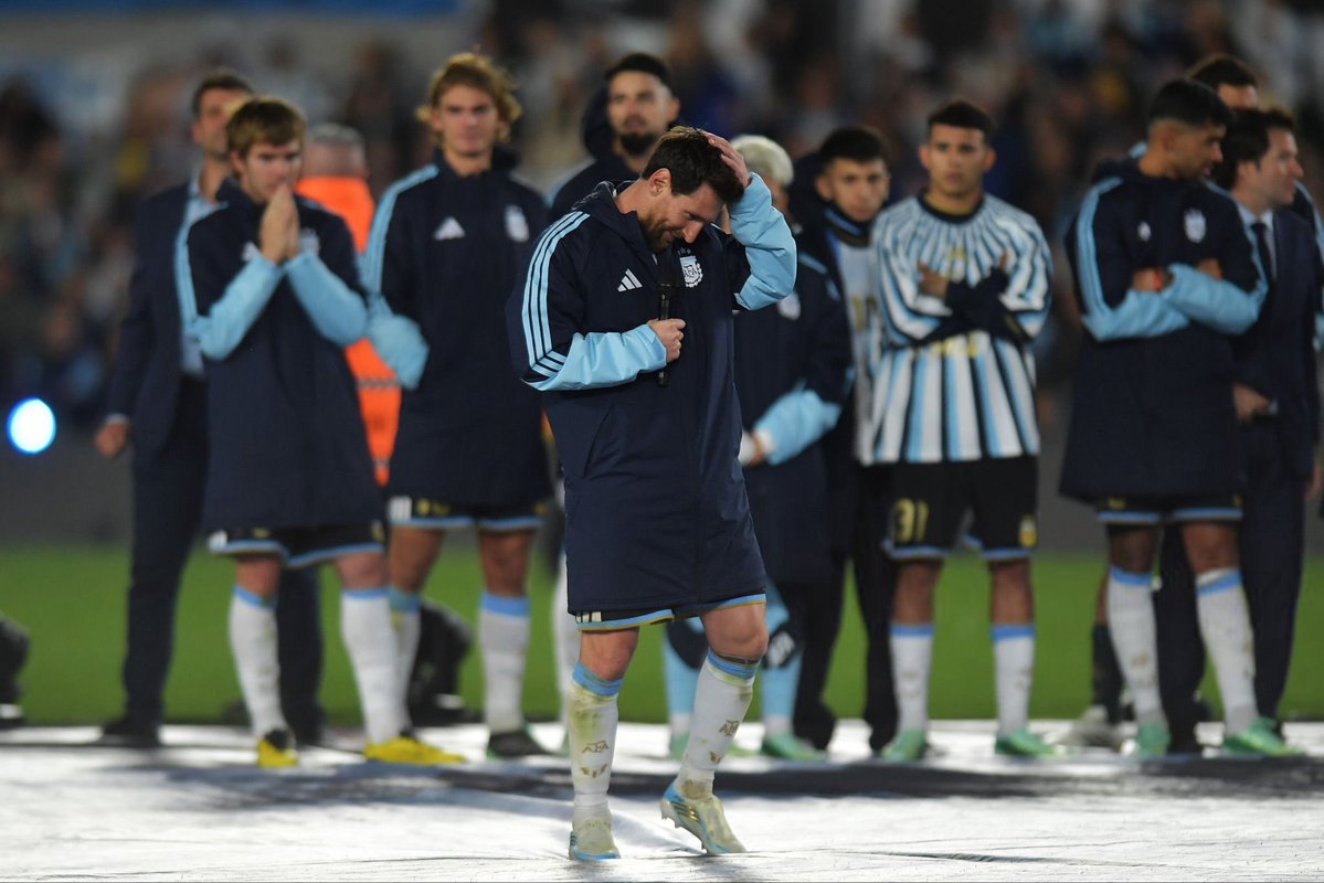 Messismo10's tweet photo. “Tenemos que dejar la vida porque Leo está mirando”

Esa es la nueva motivación de estos jugadores y los que vendrán en el futuro. https://t.co/lJ5LHbynkT