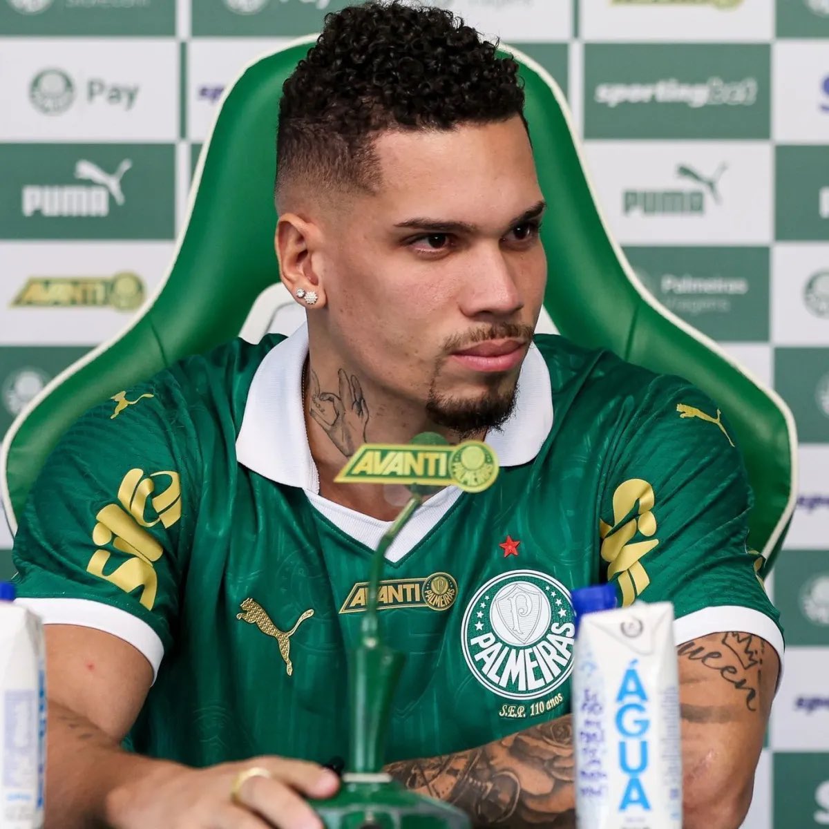 NJanfren's tweet photo. Pô, jaja 2º turno tá batendo aí e é muito bizarro que o ÚNICO JOGADOR de futebol com relevância a se posicionar a favor do Lula, foi o Paulinho, do palmeiras.

Nenhum do CORINTHIANS . Nenhum do Flamengo. Nenhum do Santos. Nenhum do São Paulo. Nenhum do Atlético Mineiro. Nenhum do Botafogo. Nenhum do Fluminense…

Só o Paulinho, no Brasil inteiro.

E isso é bizarro sim porque a maioria dos jogadores nascem pobres, passam dificuldades e sofrem abusos até chegar no profissional.

Aí, quando conseguem o dinheiro e a fama, esquecem de onde vieram? Esquecem de toda luta que passaram?

Falta consciência de classe pra essa rapaziada! Falta coragem! Falta abrir a mente e entende a realidade do Brasil!