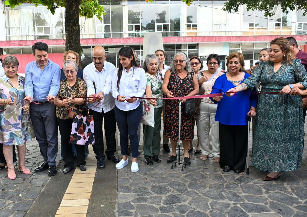 Yuriddhh's tweet photo. Hoy acompañamos a @arturomedinap en el acto de reconocimiento por los hechos ocurridos en Poza Rica en 1958.

La memoria, la verdad y el reconocimiento público son pasos fundamentales para reparar y dignificar a las víctimas.

Recordar también es cuidar el futuro: reconocer lo ocurrido nos permite avanzar hacia una sociedad que no olvida y que aprende de su historia.

#LosGoyos