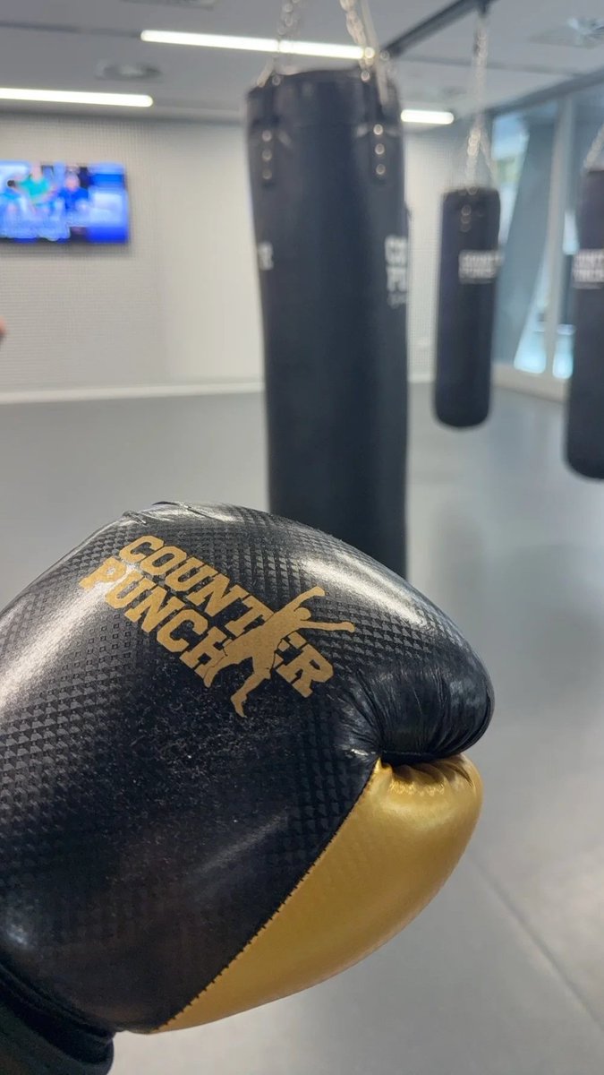 Madison_Reeed's tweet photo. I recommend that all girls take up boxing 🥊
It doesn't have to be boxing—any combat sport works! ❗️
Even though my feet are sore, mastering the moves feels amazing! I love this feeling! 🤩🤩🤩 https://t.co/L6tdp1YmFy