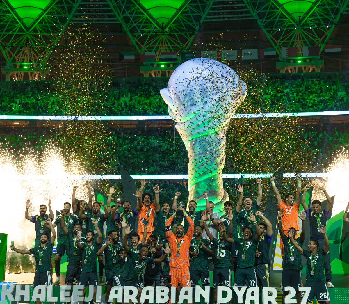 zeyad_j30's tweet photo. الحمدلله حتى يبلغ الحمد منتهاه..

أبارك لحكومتنا الرشيدة، وللشعب السعودي، ولجمهورنا العظيم هذا الإنجاز 🇸🇦🏆

أنتم السند والدافع بعد الله، وفرحتكم هي أجمل شيء ممكن نشوفه بعد كل التعب.. هذا الكأس لكم، وهذا الإنجاز نهديه لكل سعودي.

الحمدلله، والقادم بإذن الله أجمل وأكبر 🇸🇦💚 https://t.co/n1oGPF7aLw