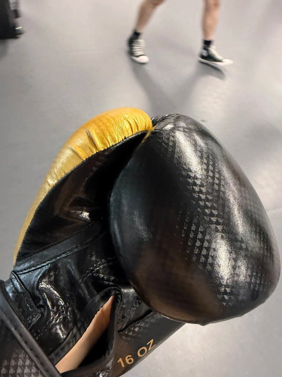 Madison_Reeed's tweet photo. I recommend that all girls take up boxing 🥊
It doesn't have to be boxing—any combat sport works! ❗️
Even though my feet are sore, mastering the moves feels amazing! I love this feeling! 🤩🤩🤩 https://t.co/L6tdp1YmFy